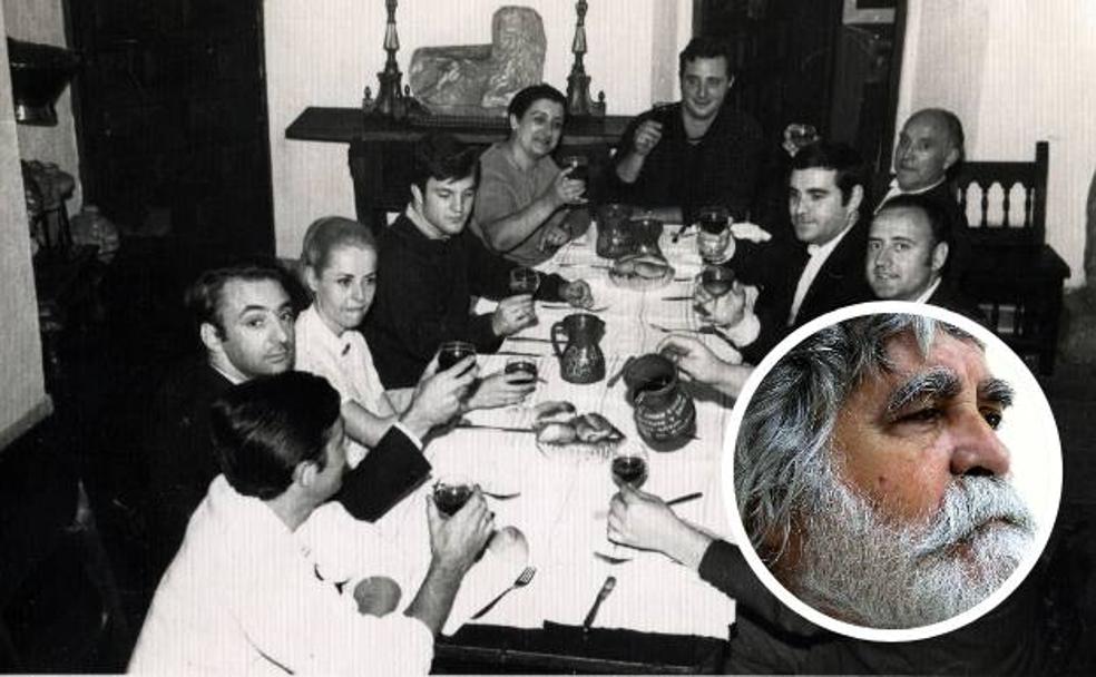 Patrick Ales –Jesús González– en una imagen de archivo. A la derecha, Una de sus dos visitas a Santander, mediados los sesenta, en El Riojano. Patrick Ales es el tercero por la derecha (su padre está a su lado, más al fondo) y Manuel Macavi es el segundo por la izquierda. 