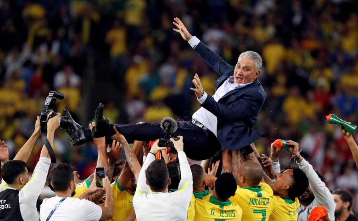 Los jugadores de la selección brasileña mantean a Tite tras ganar la Copa América. 