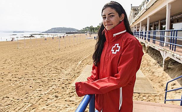 Isabel Martínez, justo antes de entrar a su puesto, en El Sardinero. 