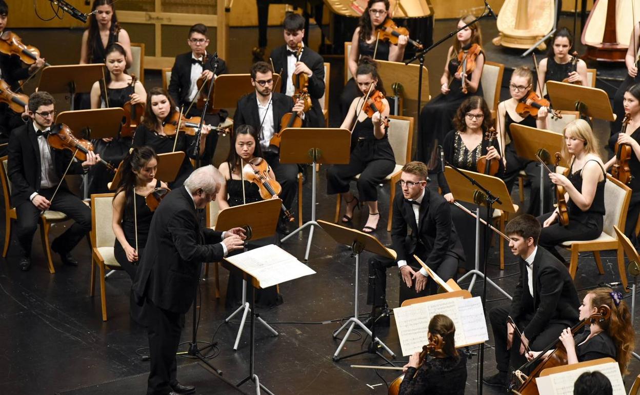 El Maestro Péter Eötvös, durante un momento del concierto que fue interpretado por los jóvenes músicos de la Orquesta Freixenet en la sala Argenta. 