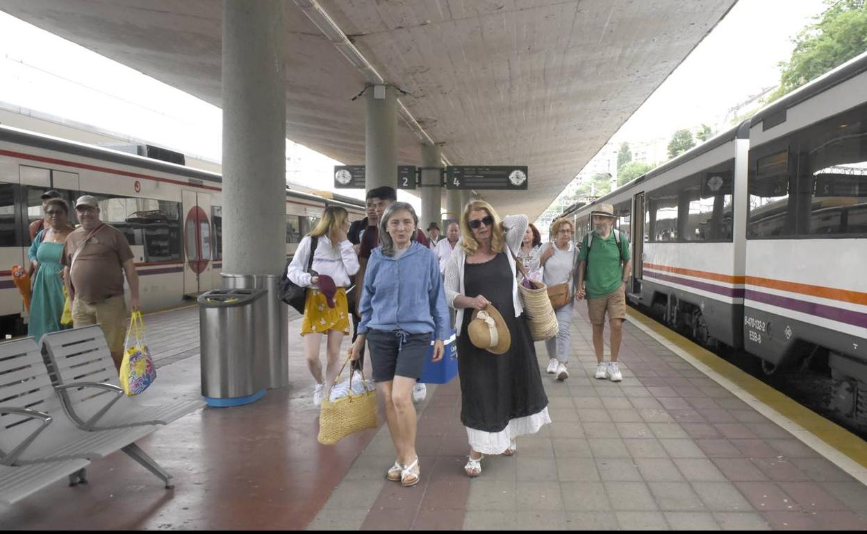 Pasajeros del 'tren playero', ayer, a su llegada a la estación de Santander.