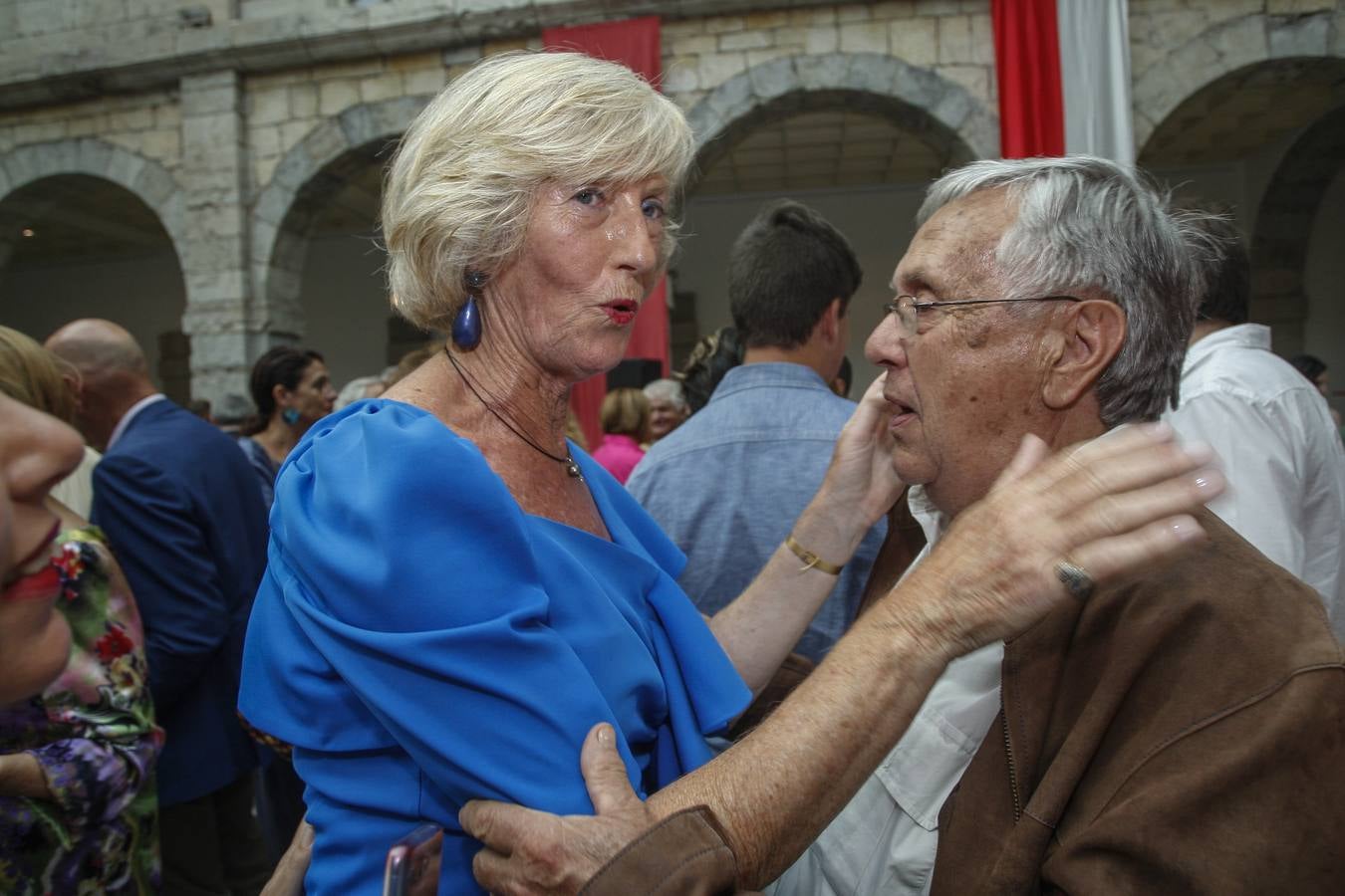 Marina Lombó, saluda a 'El Norteño', padre de la consejera de Presidencia, Paula Fernández