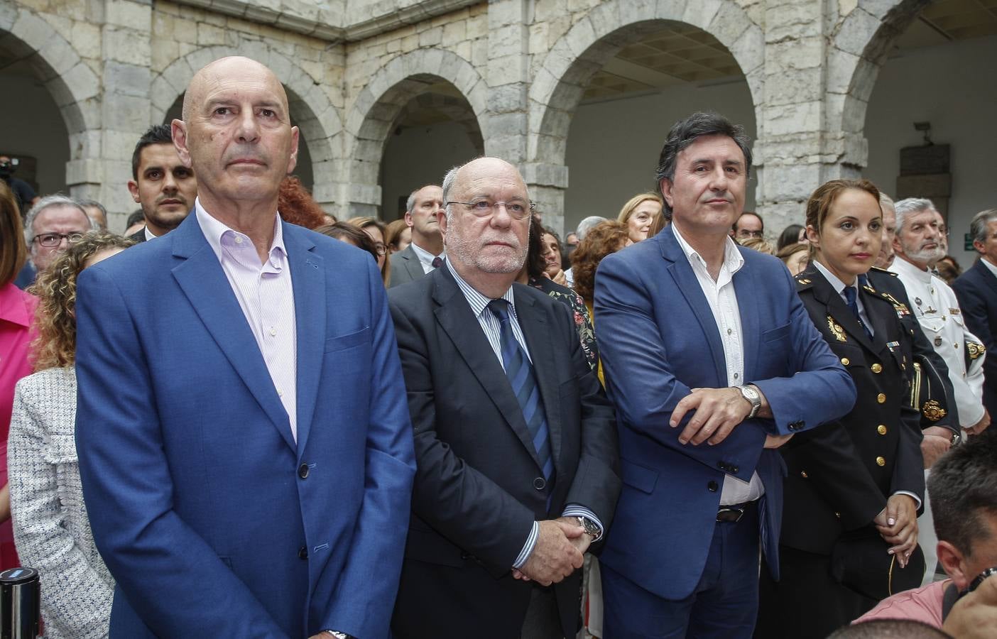 De izquierda a derecha, Eduardo Echevarría, delegado del Gobierno, Juan José Sota, excopnsejero de Economía, y Francisco Fernández Mañanes, exconsejero de Educación