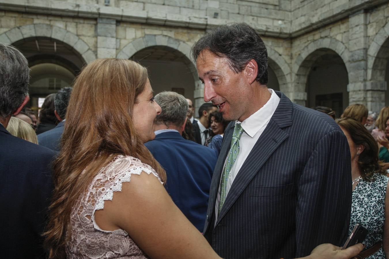 José Luis Gochicoa, consejero de Obras Públicas es felicitados tras tomar posesión