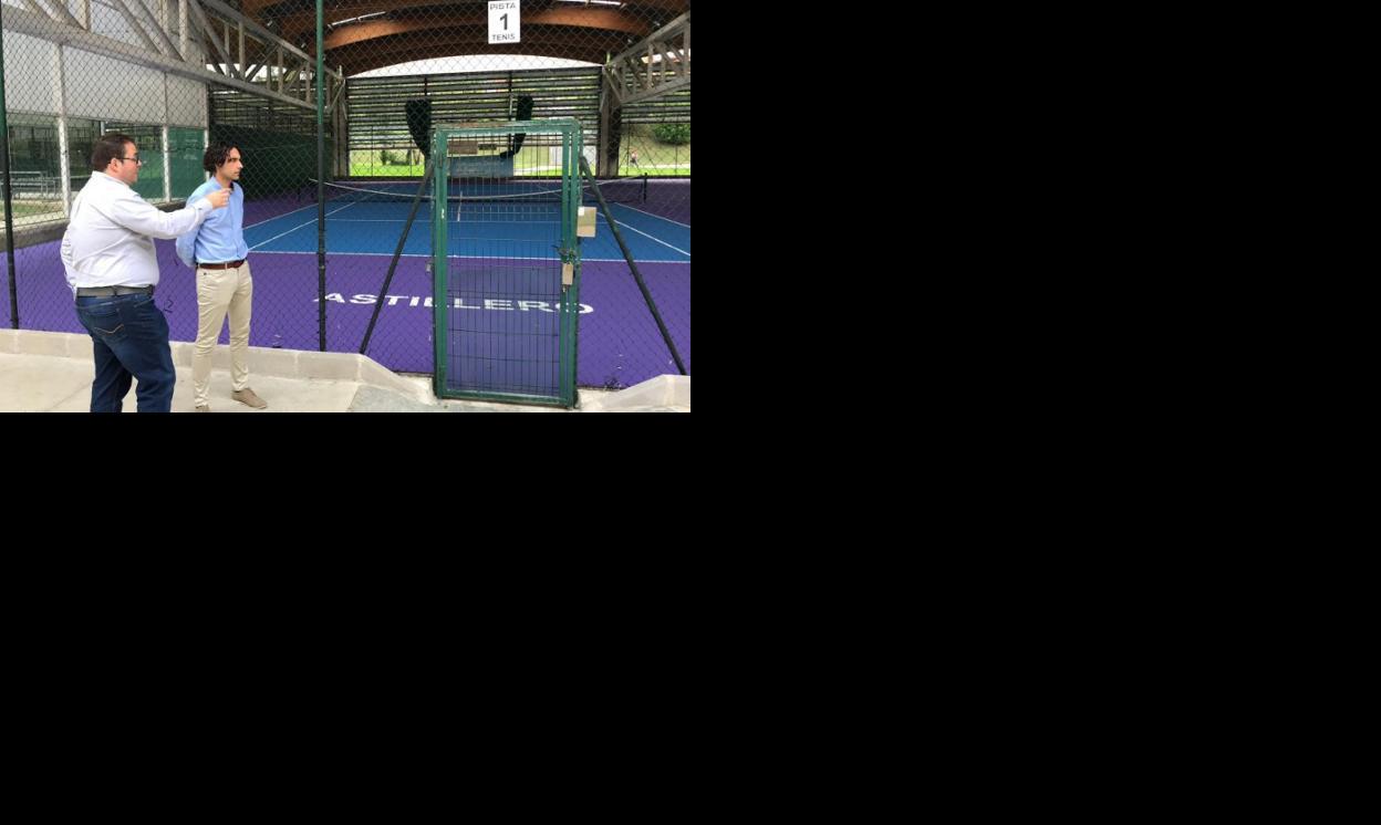 El responsable del Club de Tenis de La Cantábrica, Javier Sáinz, y el alcalde, Javier Fernández Soberón, juntos en las instalaciones.