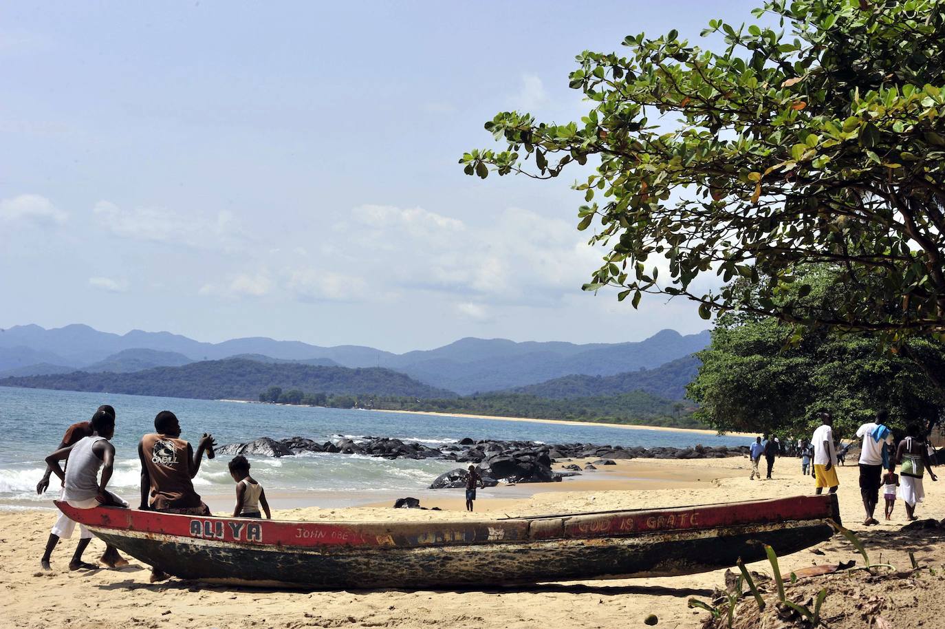 Sierra Leona: se recomienda viajar con extrema precaución pues, aunque las condiciones de seguridad han mejorado, los robos y hurtos son frecuentes en todo el país. Tras las elecciones presidenciales de 2018 se han registrado algunos choques violentos, por lo que se recomienda evitar las grandes aglomeraciones y manifestaciones de carácter político. Hay que recordar además que las condiciones sanitarias son muy deficientes.