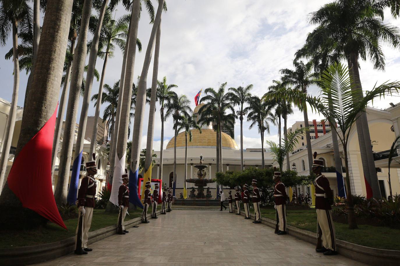 Venezuela: se desaconseja el viaje salvo por razones de extrema necesidad. El nivel de criminalidad es alto y pueden sufrirse atracos a cualquier hora del día así como ser víctimas de secuestro. Son zonas de riesgo las fronteras con Colombia, los Estados del Llano y los barrios desfavorecidos de las ciudades. Han aumentado en todo el país los casos de paludismo, dengue, fiebre chikungunya, malaria y difteria. Los servicios de salud están siendo afectados por la escasez de alimentos y material sanitario.