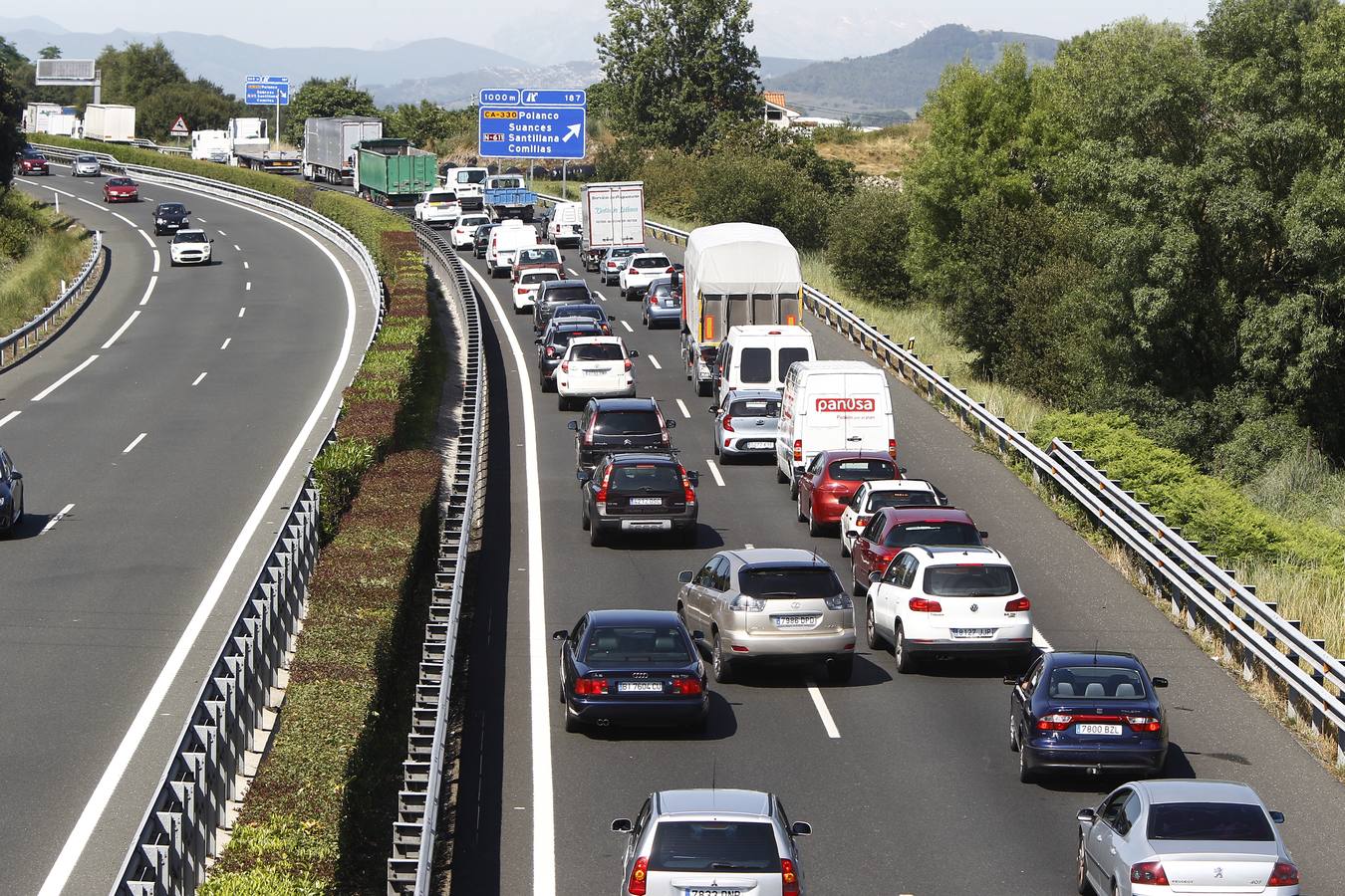 Sobre las once de la mañana han vuelto los atascos a la A-67 y a la N-611 después de un comienzo del día muy tranquilo en las carreteras, a pesar del corte de la autovía por el hundimiento de la calzada en la zona de Barreda