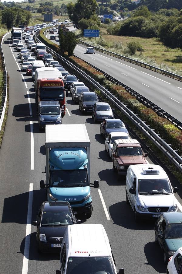 Sobre las once de la mañana han vuelto los atascos a la A-67 y a la N-611 después de un comienzo del día muy tranquilo en las carreteras, a pesar del corte de la autovía por el hundimiento de la calzada en la zona de Barreda