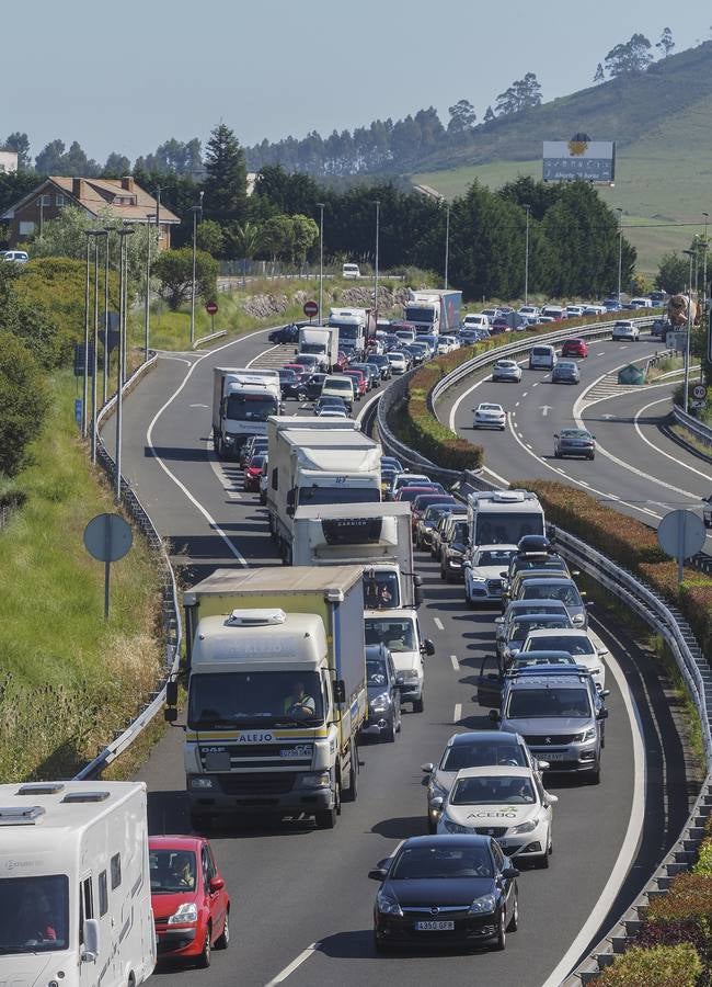 Sobre las once de la mañana han vuelto los atascos a la A-67 y a la N-611 después de un comienzo del día muy tranquilo en las carreteras, a pesar del corte de la autovía por el hundimiento de la calzada en la zona de Barreda