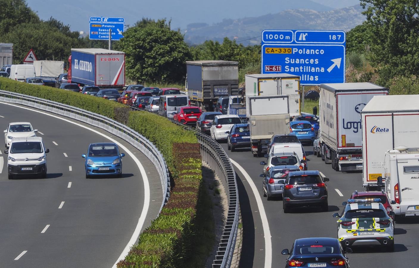 Sobre las once de la mañana han vuelto los atascos a la A-67 y a la N-611 después de un comienzo del día muy tranquilo en las carreteras, a pesar del corte de la autovía por el hundimiento de la calzada en la zona de Barreda