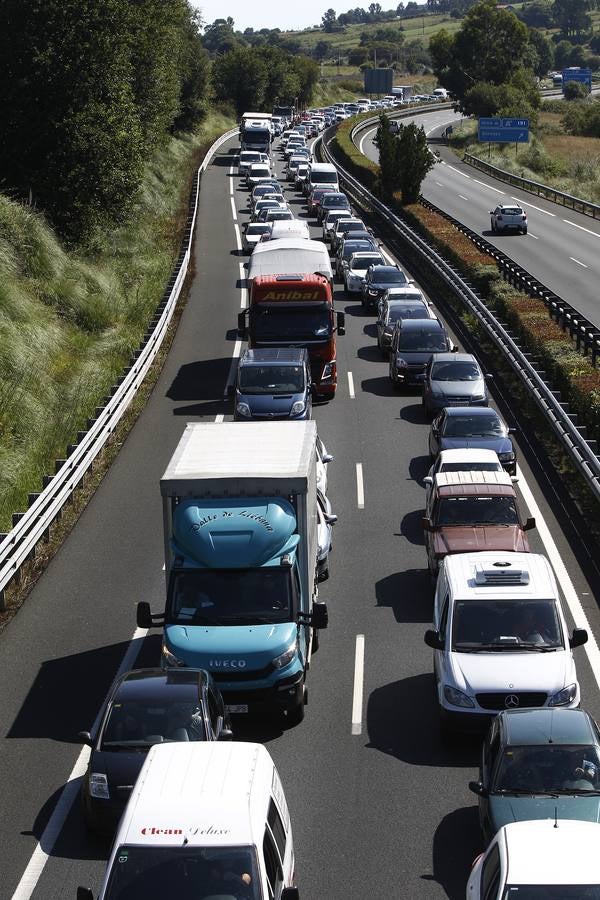 Sobre las once de la mañana han vuelto los atascos a la A-67 y a la N-611 después de un comienzo del día muy tranquilo en las carreteras, a pesar del corte de la autovía por el hundimiento de la calzada en la zona de Barreda