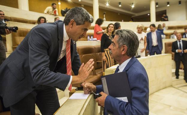 El presidente de Cantabria, Miguel Ángel Revilla, saluda al vicepresidente, Pablo Zuloaga