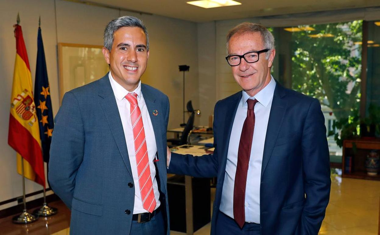 Pablo Zuloaga, a la izquierda, junto a José Guirao, en la sede del Ministerio de Cultura.