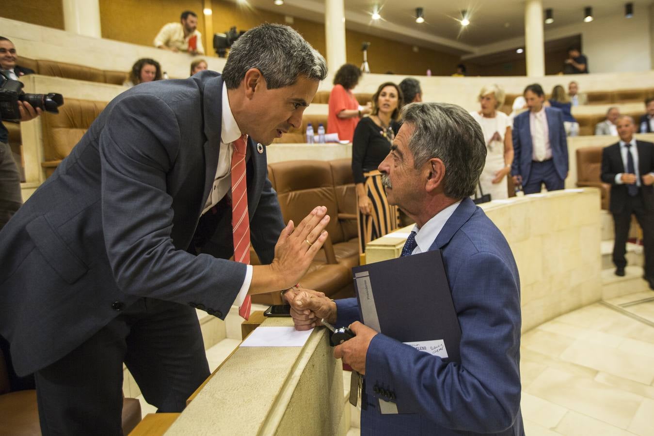 Fotos: Pleno para elegir el senador autonómico de Cantabria. Los consejeros se estrenan en su bancada