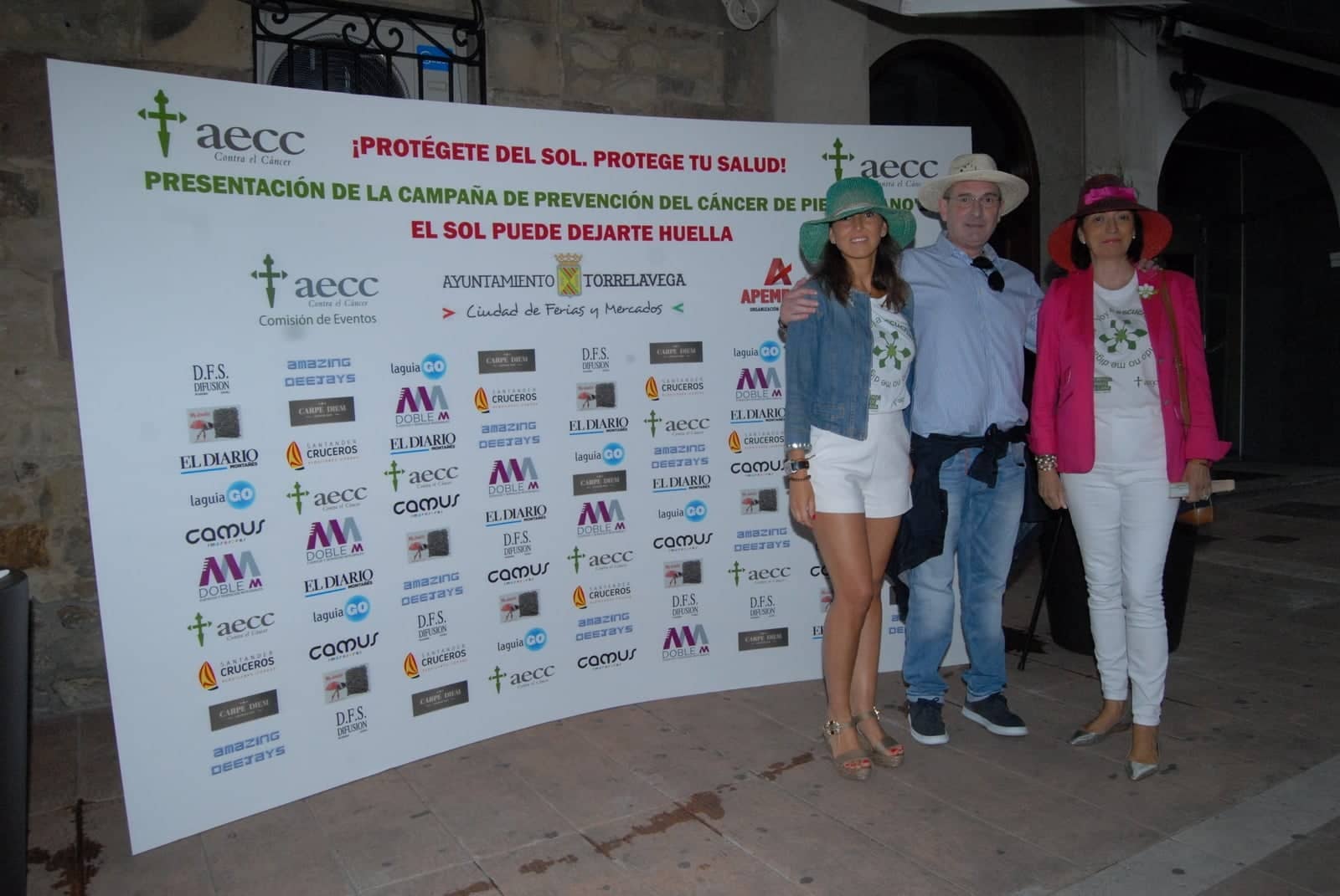 La concejala de Torrelavega Ana González, José García, de la AECC Torrelavega, y la vicepresidenta de la asociación, Ana Barca.