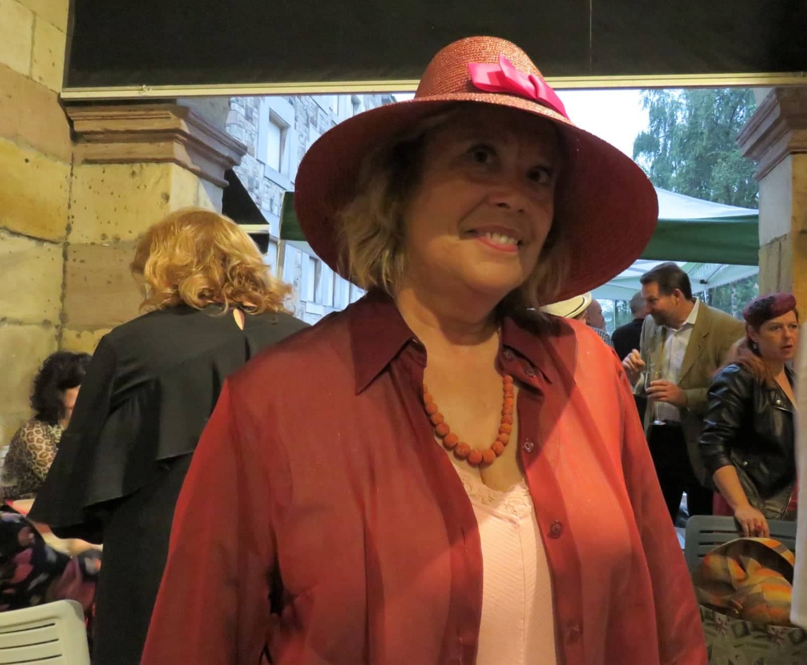 Charo Ibáñez con uno de los sombreros.