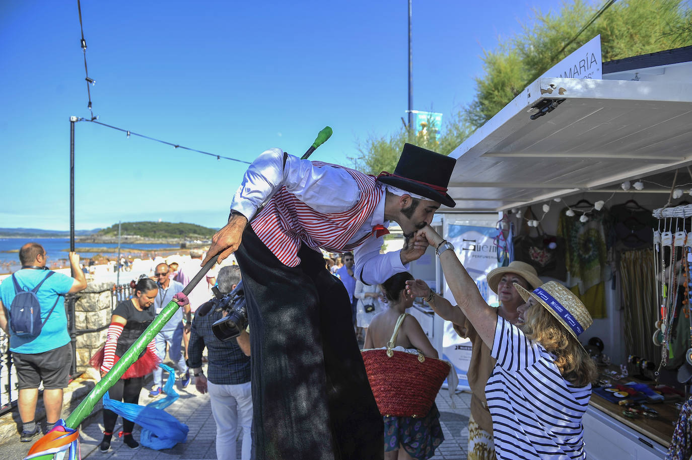 Un pasacalles y un espectáculo de acrobacias y malabares han dado la bienvenida a un programa festivo que incluye más de una treintena de actividades para toda la familia hasta el domingo