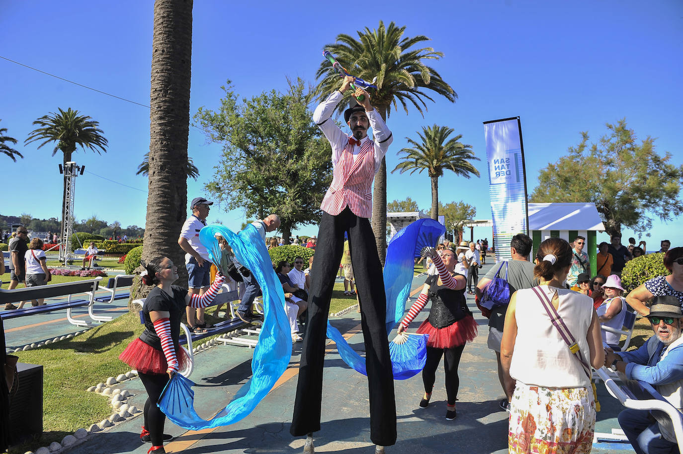 Un pasacalles y un espectáculo de acrobacias y malabares han dado la bienvenida a un programa festivo que incluye más de una treintena de actividades para toda la familia hasta el domingo