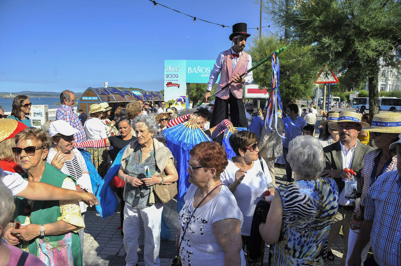 Un pasacalles y un espectáculo de acrobacias y malabares han dado la bienvenida a un programa festivo que incluye más de una treintena de actividades para toda la familia hasta el domingo