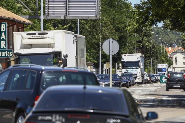 Estado del tráfico, ayer a media mañana, en la carretera nacional N-611, en la localidad de Barreda. 