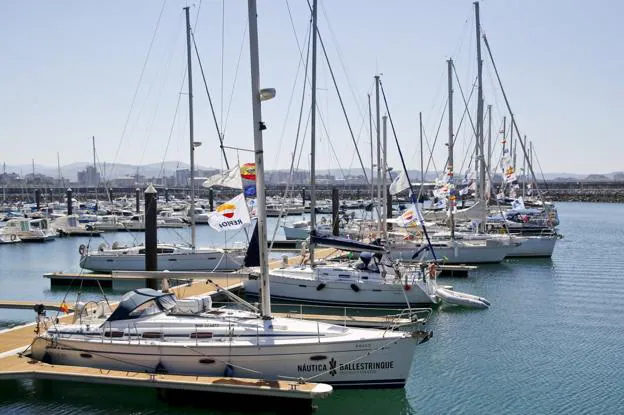 Barcos participantes de la cuarta edición de Navega el Camino atracados, ayer, en el puerto de Laredo. 