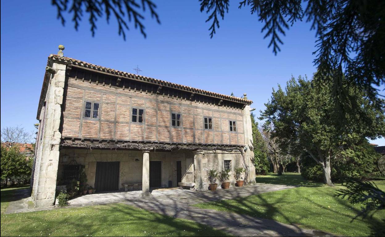 Vista exterior del Museo Etnográfico de Cantabria, situado en Muriedas.