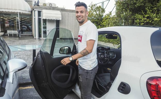 El nuevo jugador del Racing, Moisés Delgado, a su llegada al Hotel Palacio del Mar. 