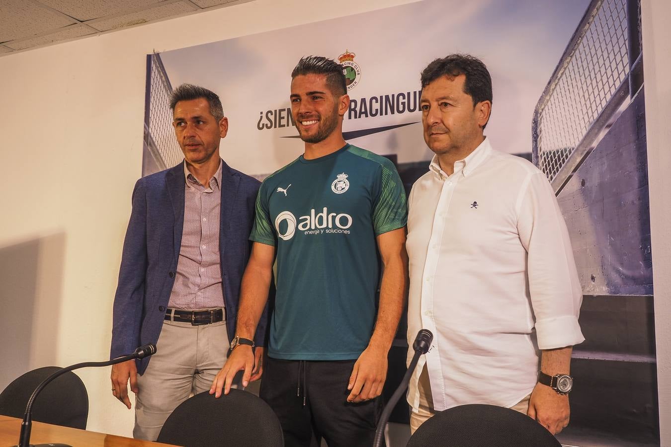 El portero ha reconocido que salir de Madrid le va a «venir bien para conocer otra ciudad y otro club» y ha explicado que llegar cedido al Racing de Santander desde el Castilla era la opción que mejor le venía.