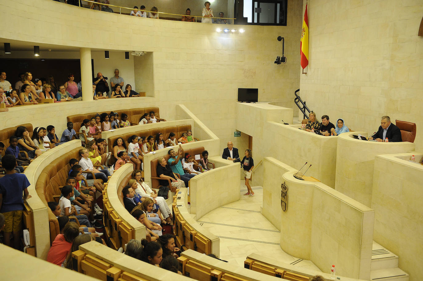 Los 81 niños del programa Vacaciones en Paz visitan el hemiciclo para llamar la atención sobre su situación en los campos de refugiados de Tinduf