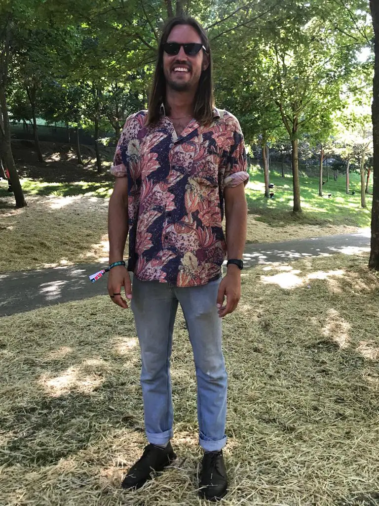 Nicolás De Carlo, de 30 años y nacido en Australia, luce una camisa con motivos florales que compró en una tienda de segunda mano de su país. Lleva unos meses viviendo en Bilbao, donde trabaja como pintor. camarero y en una escuela de surf, así que este año va a disfrutar de su primera vez en el BBK Live.