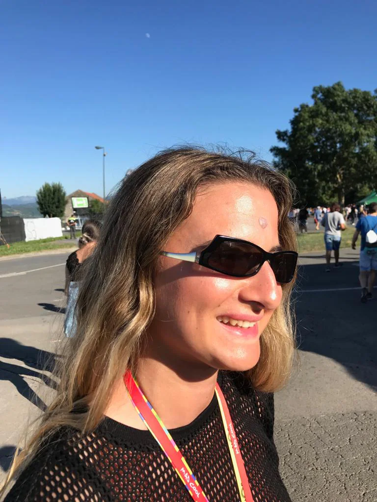 Rocío Aguirre, 24 años y de Madrid, luce unas originales gafas de sol que le hizo su tía a su madre y que llevan la montura al revés.