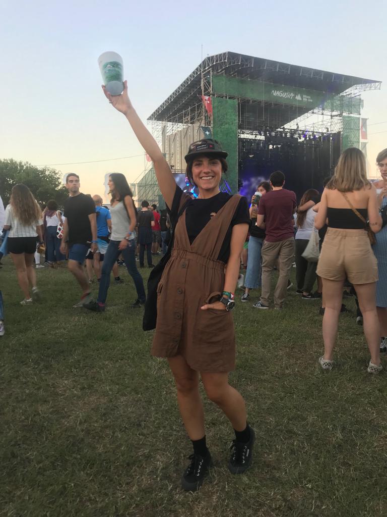 Tatitna Miguel, de 35 años y de Santurtzi, no se pierde ni una edición del festival. Este año, se ha decantado por un pichi marrón de Zara y una camiseta negra de la firma vizcaína de Atakontu. Como accesorios, ha elegido unas zapatillas de Superga y una gorra de estética militar de Zara SRPLS, la colección de Marta Ortega.