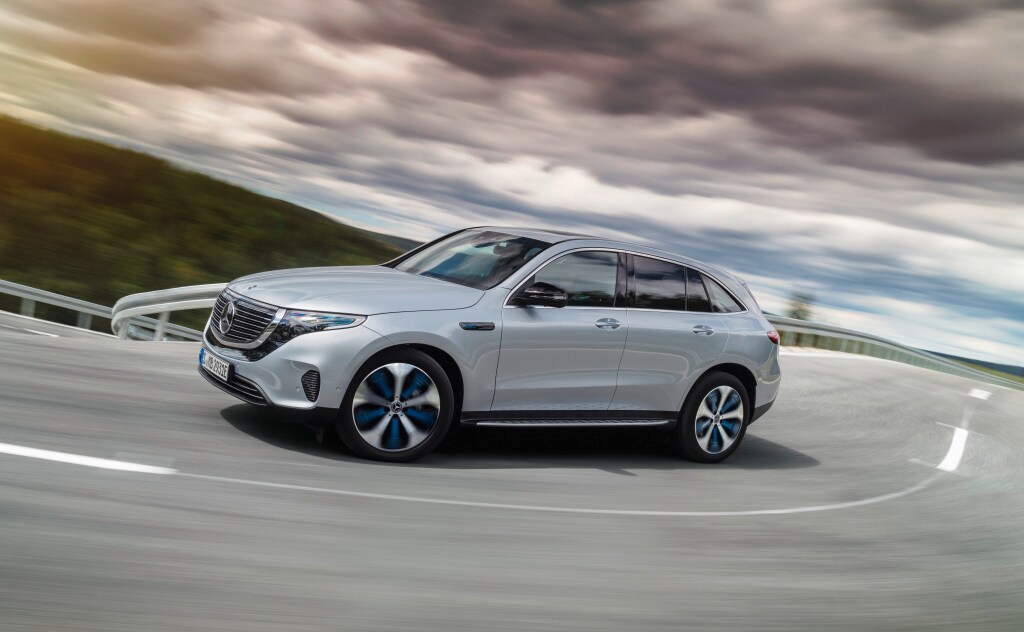 Llega el SUV eléctrico de Mercedes, el EQC. Y como suele ser norma en la marca, lo hace a lo grande, con una autonomía de 471 kilómetros y nuevas vías en el campo de la electromovilidad.