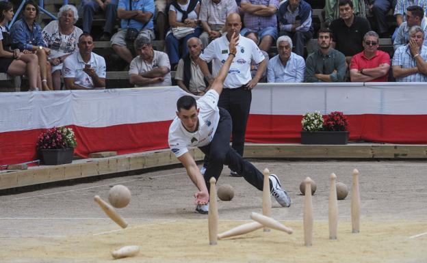 Víctor González, la semana pasada con Salmón en el Campeonato de Cantabria por parejas, que ganaron. 