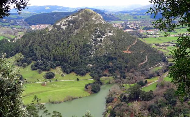 Vista del Pico Castillo y pantano de Heras.