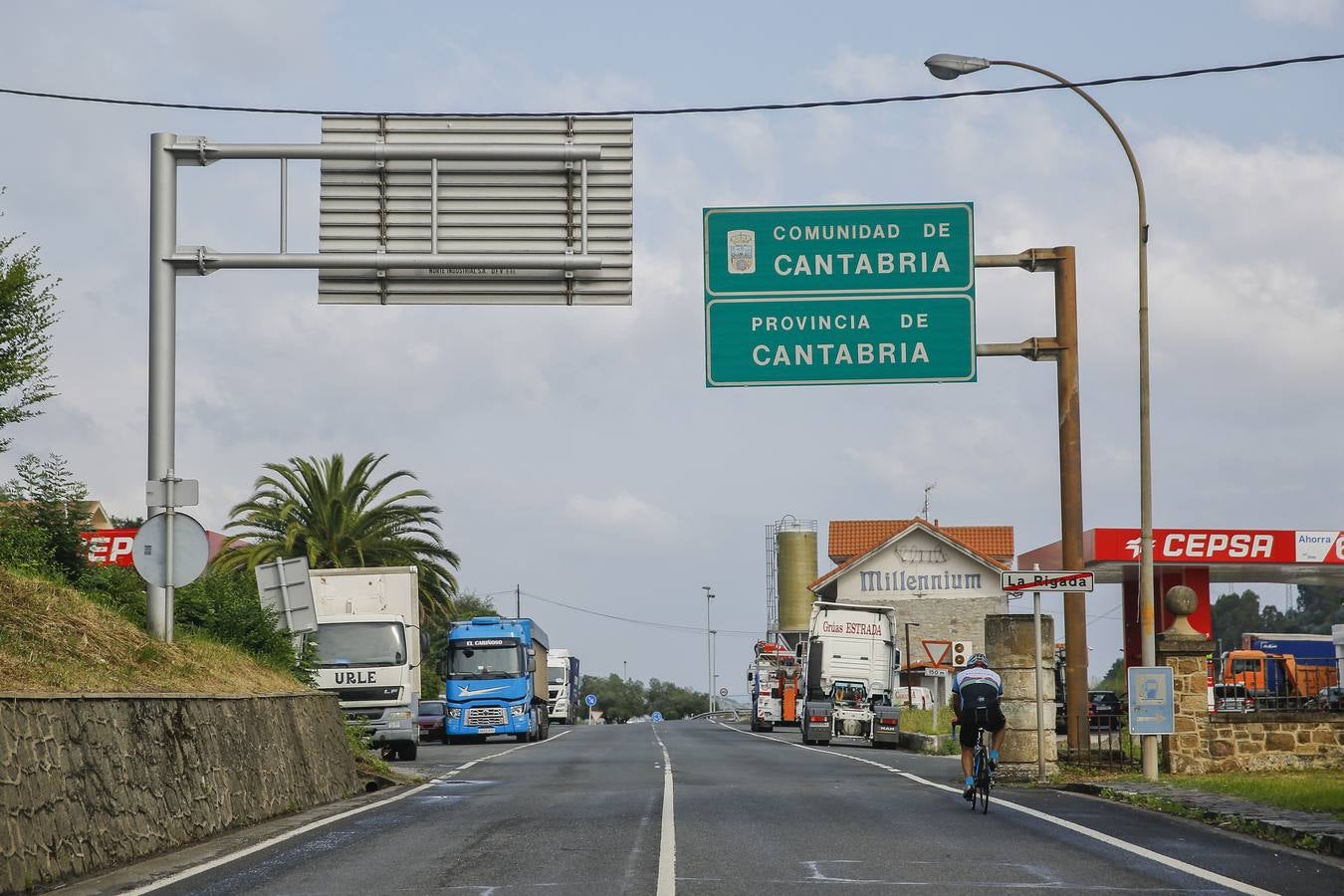 Ciclistas, peregrinos y camioneros son los usuarios más habituales que cruzan cada día el límite entre Cantabria y Vizcaya por la N-634.