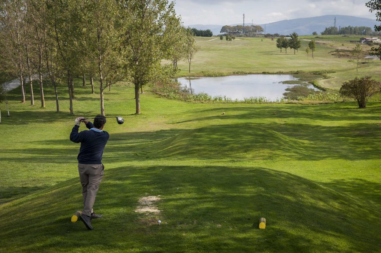 El viento y el rough suelen ser dos grandes adversarios de los golfistas en Nestares.