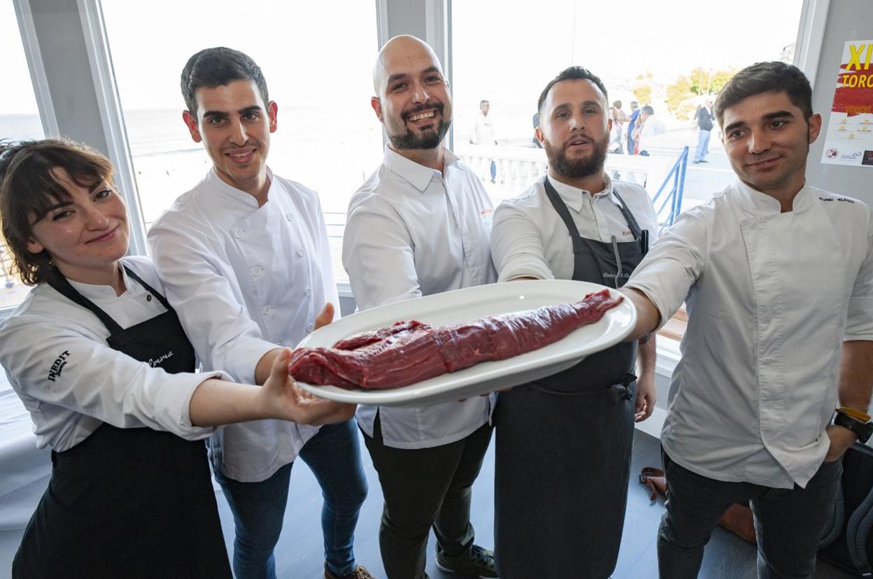 Raquel Diego, Miguel Saez, José Rábago, Rodrigo Osorio y Álvaro Velasco muestran una pieza de solomillo.