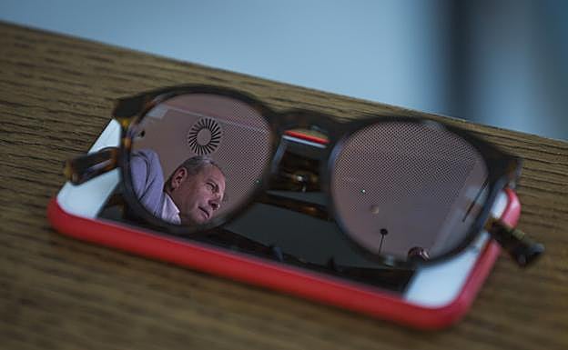 Reflejo del exconsejero en sus gafas de sol.