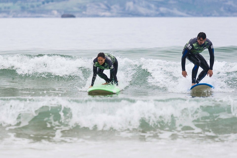 Mireia Canal y Felipe López descubriendo el mundo del surf.