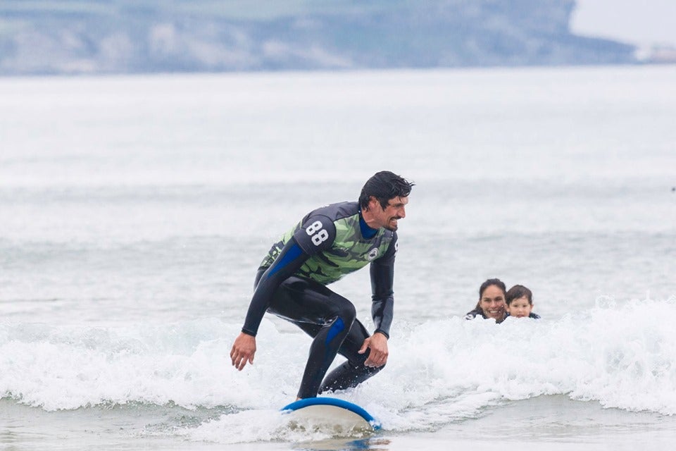 Mireia Canal y Felipe López descubriendo el mundo del surf.