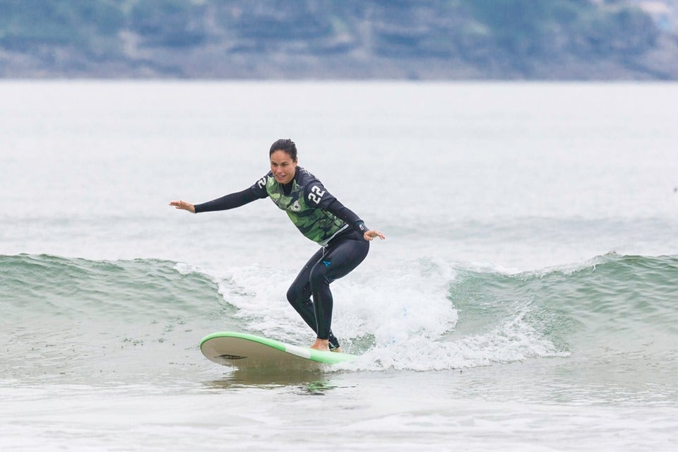 Mireia Canal y Felipe López descubriendo el mundo del surf.