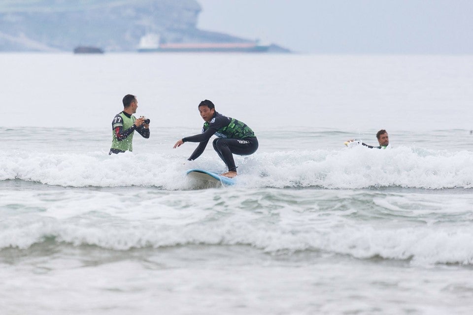 Alberto Jo Lee surfeando Cantabria.