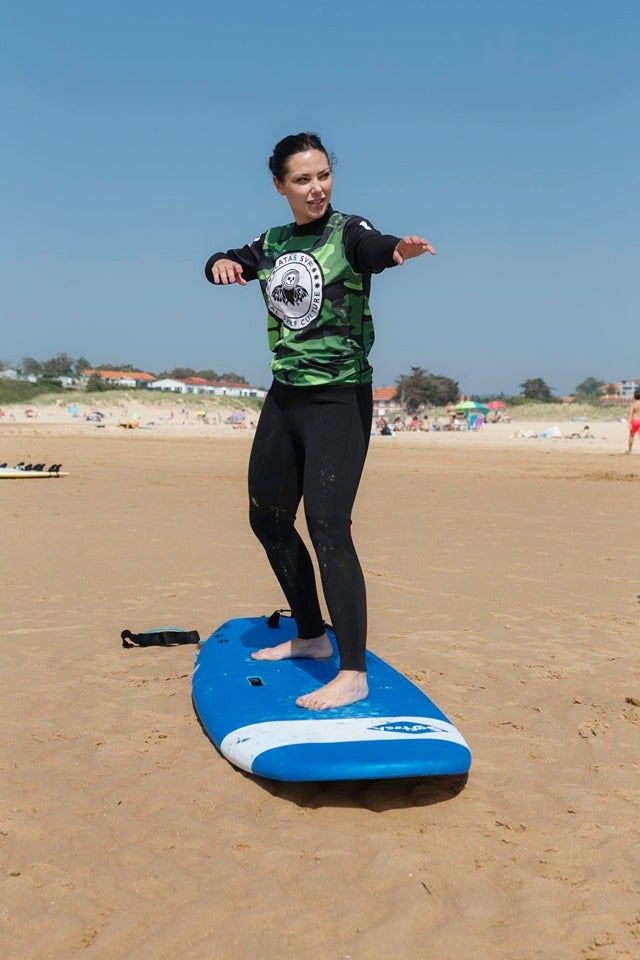 La radiofónica Sara Gil practicando antes de entrar al mar.