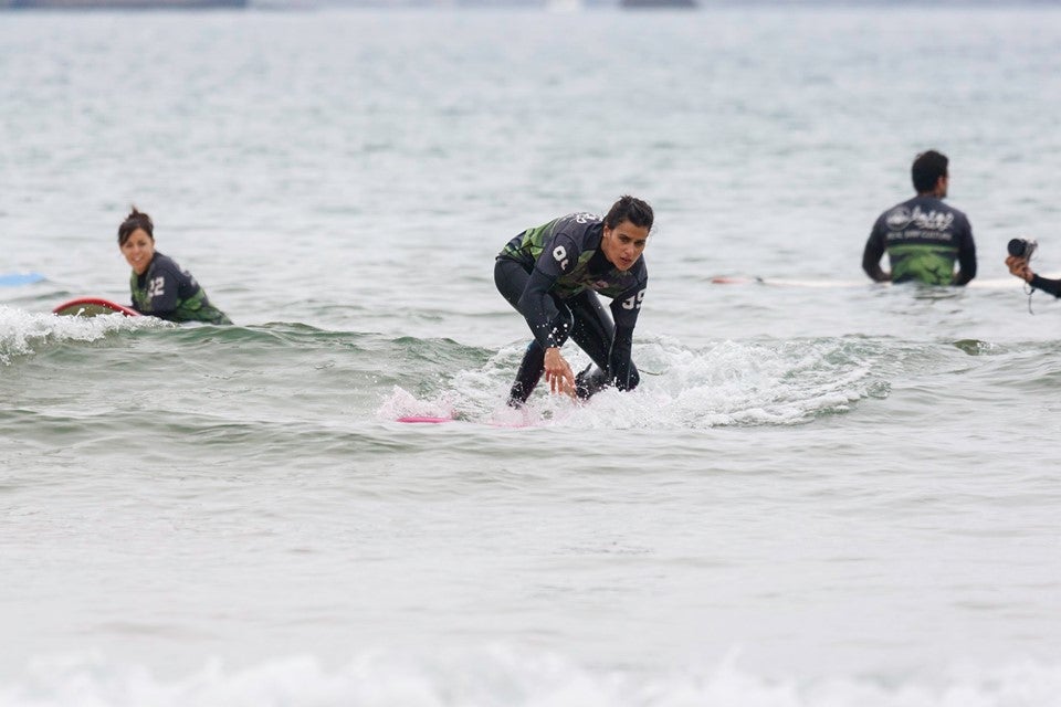 La actriz Iris Lezcano visitó Cantabria y disfrutó de un tiempo de olas y amigos.