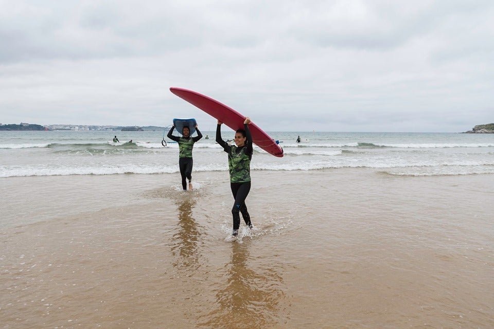 La actriz Iris Lezcano visitó Cantabria y disfrutó de un tiempo de olas y amigos.