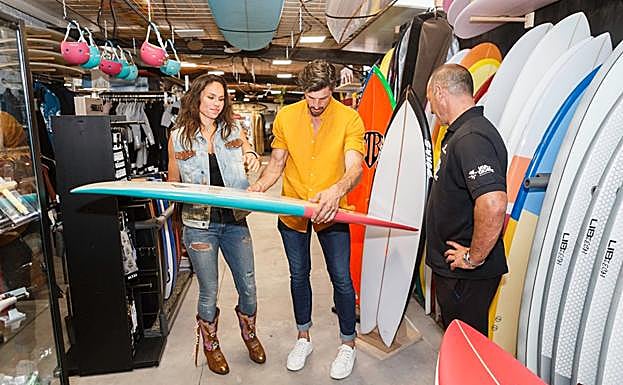 Galería. Imágenes de las visitas surferas de diferentes rostros populares.