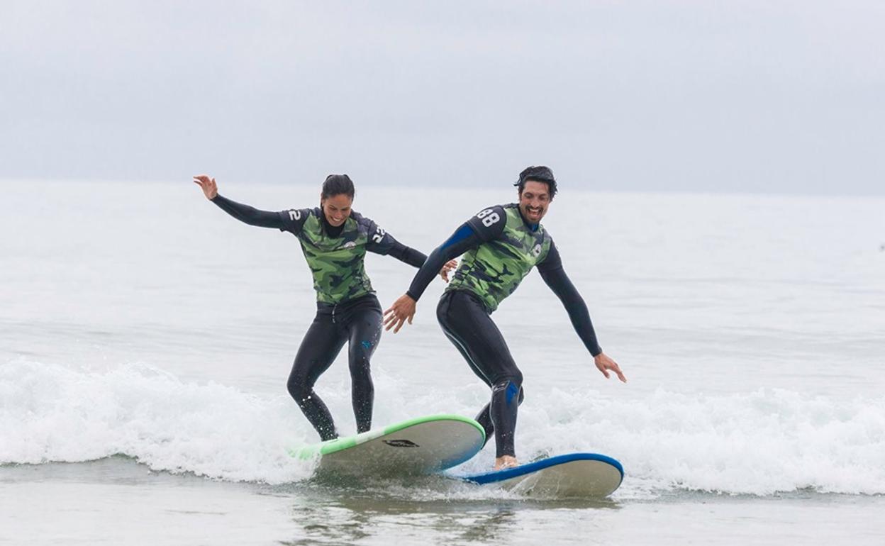 Momento divertido en el agua de Mireia Canalda y su pareja, Felipe López.