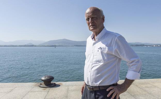 Antonio Sedano en la bahía de Santander, donde pintó a sus primeros paseantes. 